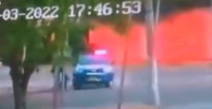 Patrulla de la PNC embiste y derriba a ladrones en moto #VIDEO