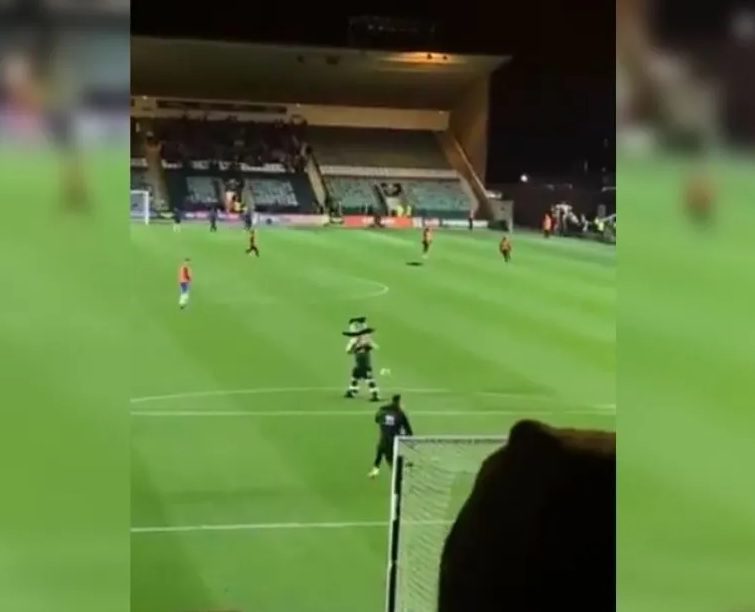 Pelotazo a la mascota de un equipo de futbol