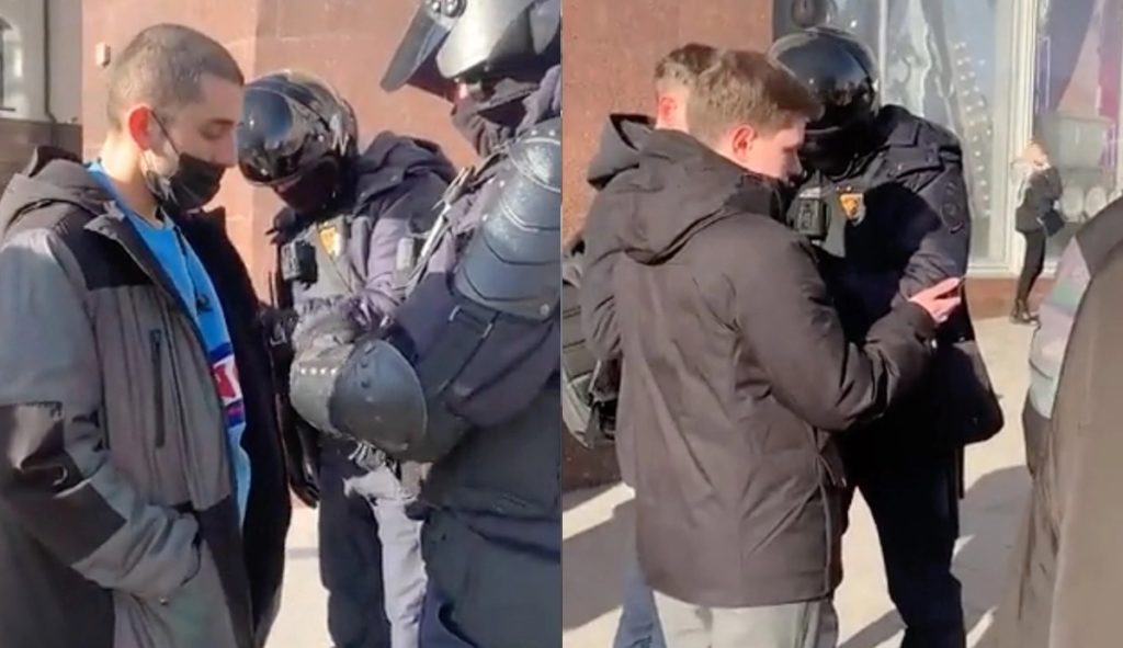 Policía rusa detiene civiles para revisar sus teléfonos
