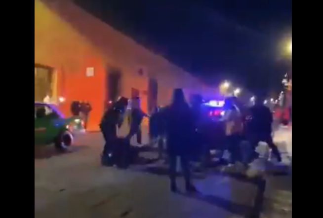 Policías someten y golpean a mujer