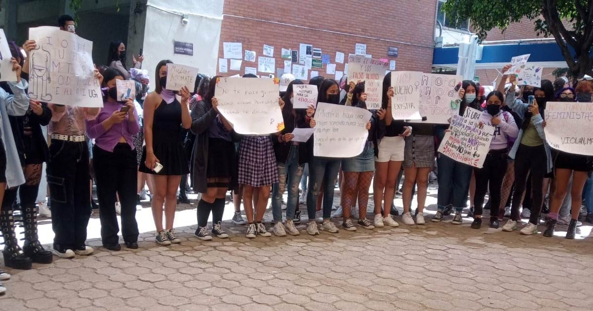 Protesta de alumnas por la sugerencia de no usar falda para evitar el acoso