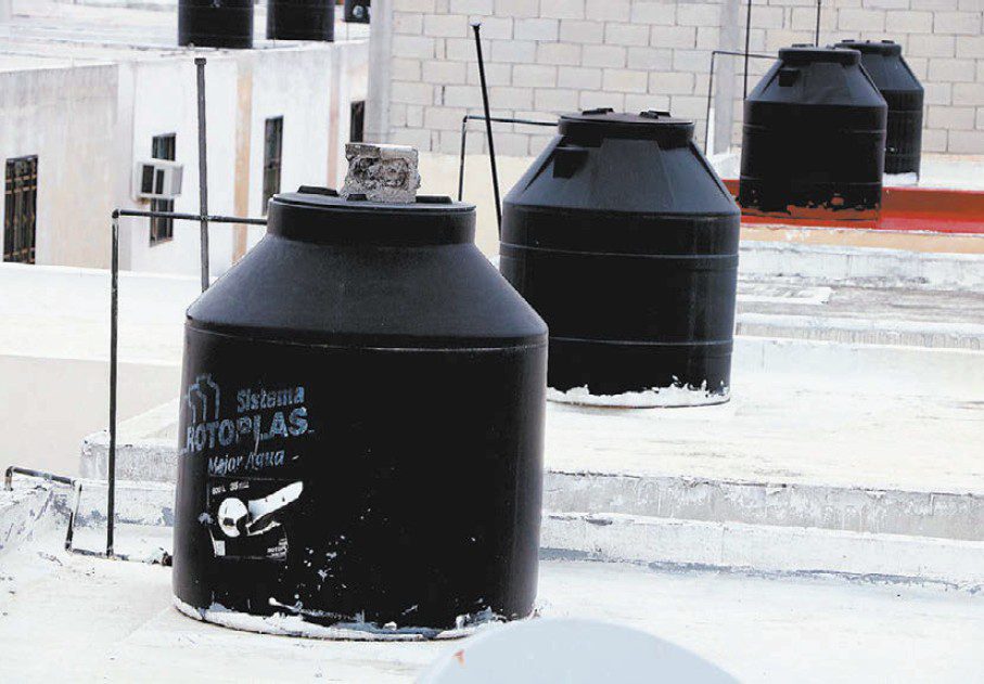 Tinacos de agua ante la escasez en NL