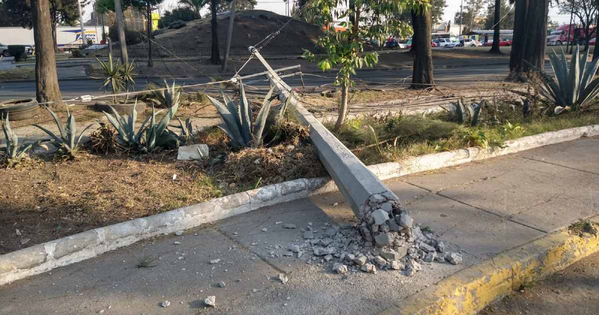 Tráiler tira poste y cableado