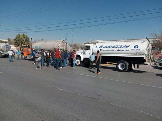Transportistas bloquean vialidades en Durango