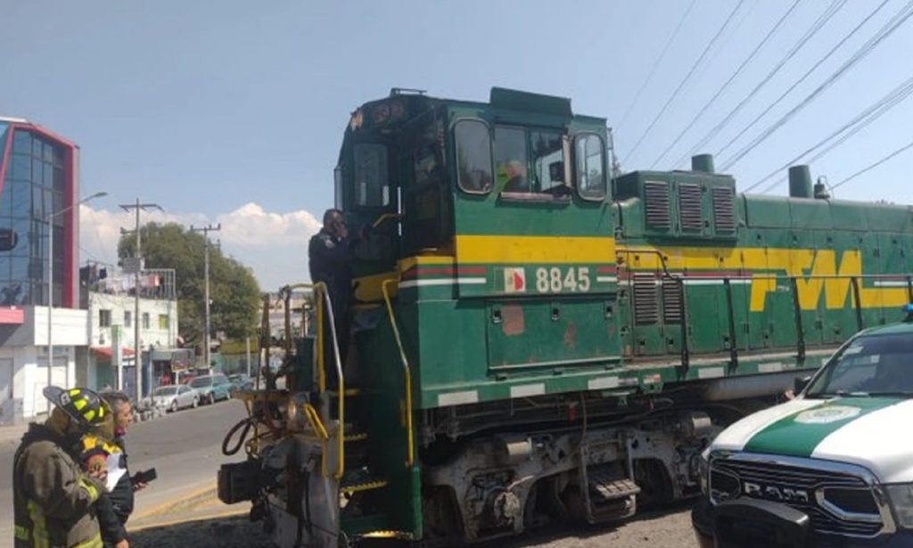 Tren embiste a automóvil en la colonia Vallejo