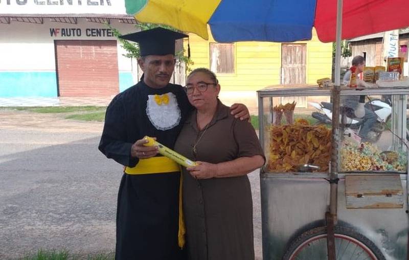 Vendedor ambulante se gradúa en Letras a los 52 años