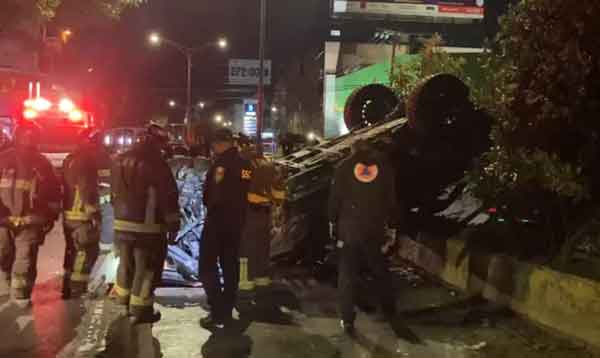 Volcadura de camioneta en la avenida Parque Lira