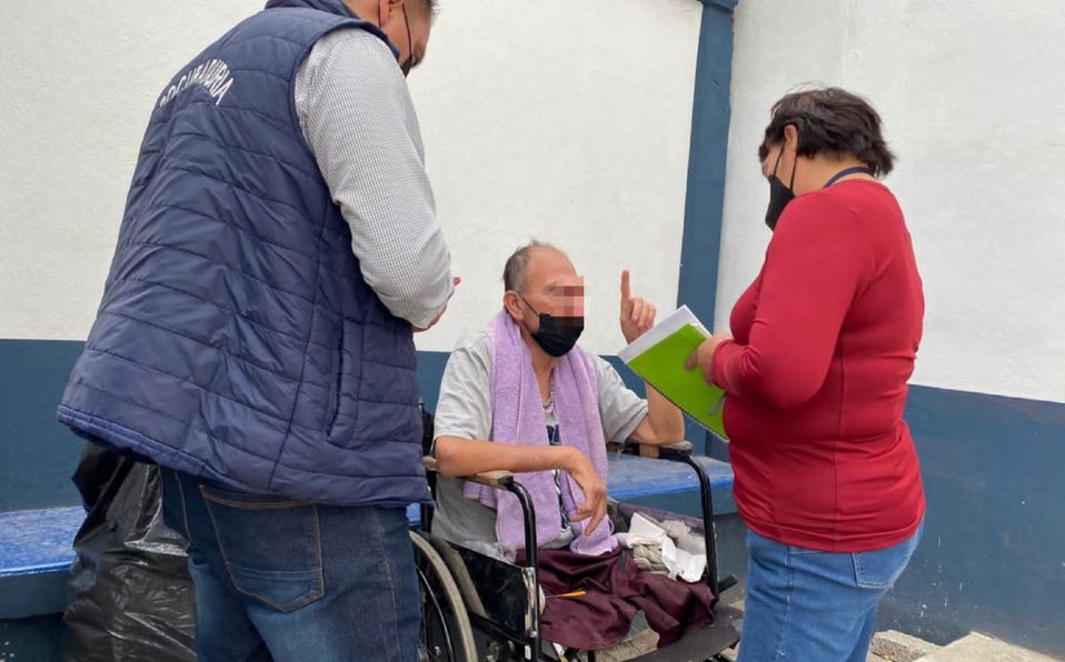 Abandonan a hombre en silla de ruedas en iglesia de Ecatepec
