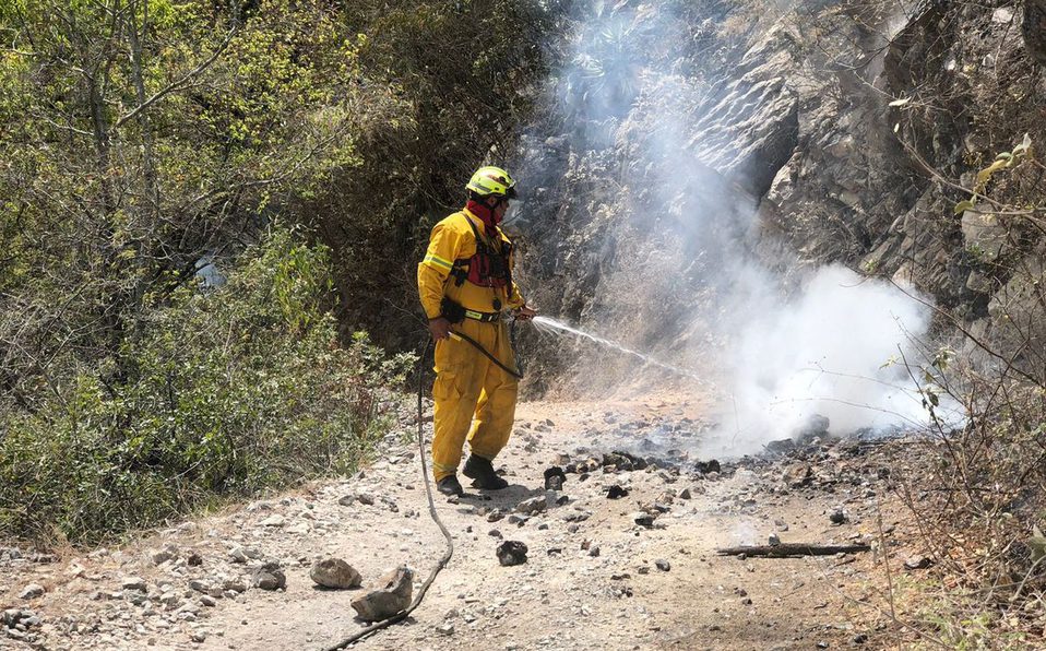 Controlan incendio en sierra de Santiago en un 50 por ciento
