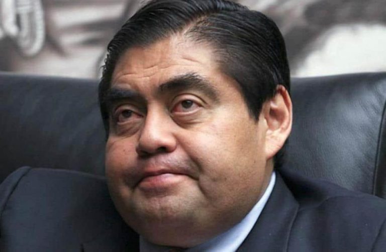 Gobernador de Puebla muestra apoyo a favor de las barras bravas