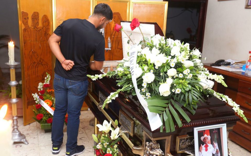 Dan último adiós a César Arturo Valencia, alcalde de Aguililla asesinado