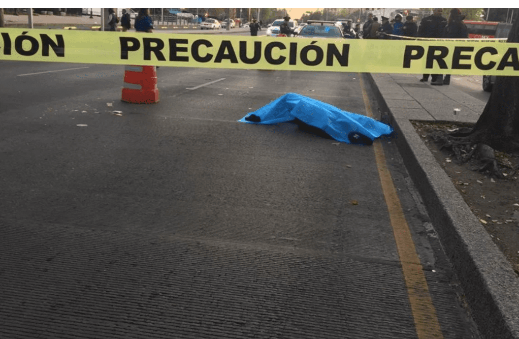 Camión de basura arrolla a vendedor de flores en Iztapalapa