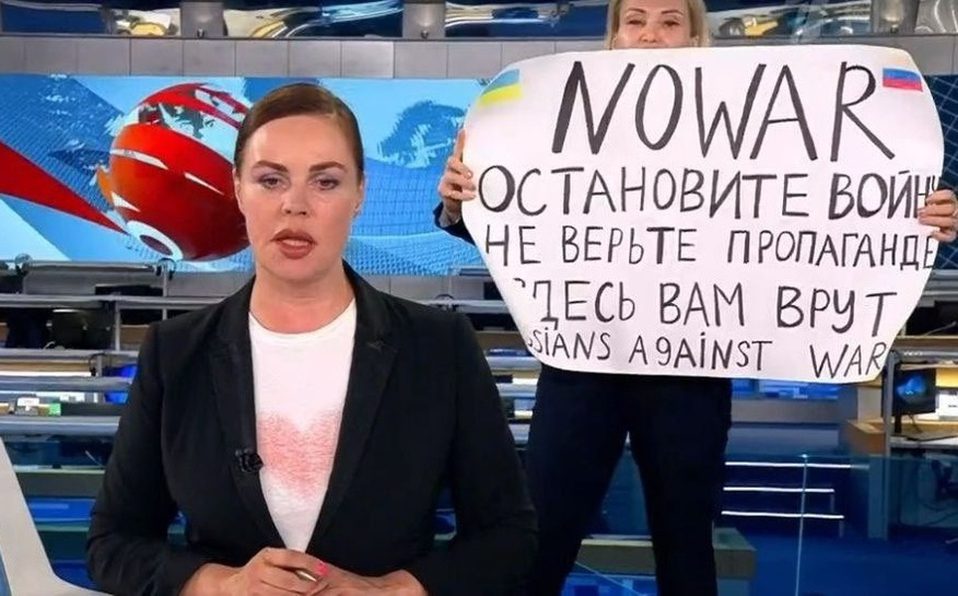 ¡No a la guerra! Empleada irrumpe durante noticiario de la tv pública de Rusia