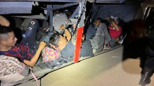 Encuentran 101 migrantes en autobús de Oaxaca