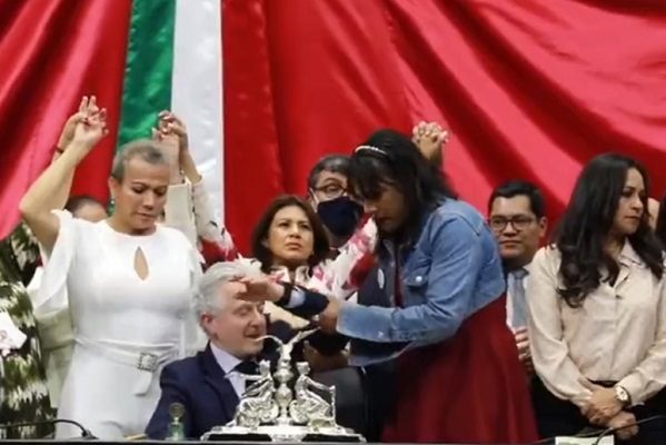 María Clemente se disculpa con Santiago Creel por jaloneos