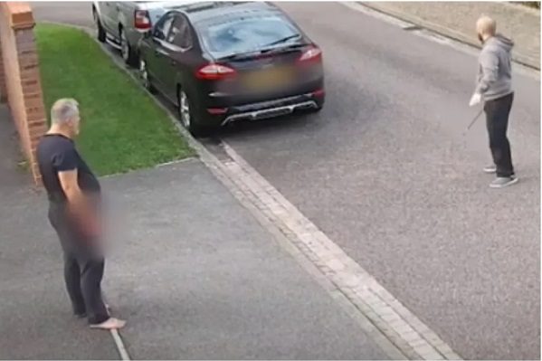 Hombre apuñala a su vecino tras asegurar que un oso de peluche se lo ordenó #VIDEO