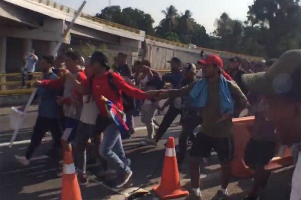 Reportan heridos luego que caravana migrante rompió cerco de GN en Chiapas #VIDEOS