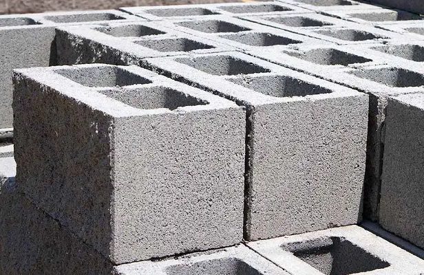 Detienen a hombre de 70 años por robar 17 ladrillos de una obra negra en Iztapalapa