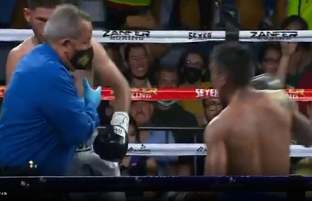 Réferi mexicano sale en camilla tras recibe golpe en plena pelea