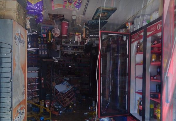 Alumnos del CCH Naucalpan destruyen tienda; denuncian que eran grabados en baño