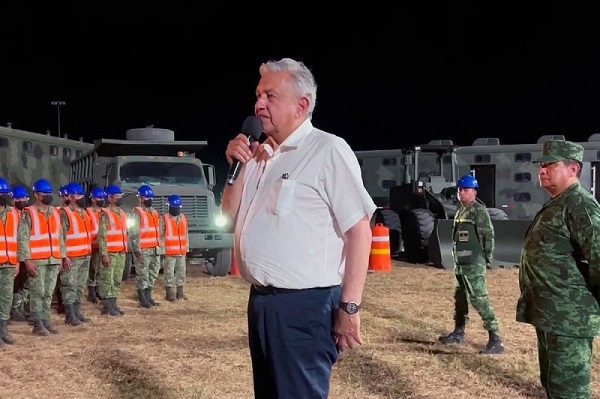 AMLO llama a militares a cuidar y defender obras del Tren Maya y el aeropuerto de Tulum