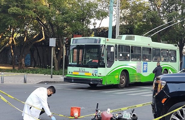 Camioneta atropella a dos motociclistas y una mujer muere, en la Miguel Hidalgo