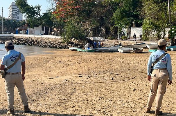 Hallan flotando cuerpo de implicado en balacera en playa de Acapulco #VIDEOS