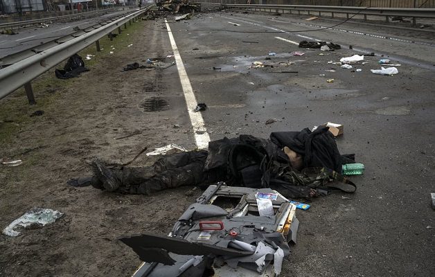 Soldados ucranianos encuentran cuerpos de civiles en las calles de Bucha