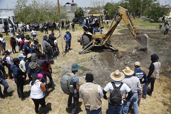 Localizan 20 bolsas con restos óseos en Tlajomulco, Jalisco
