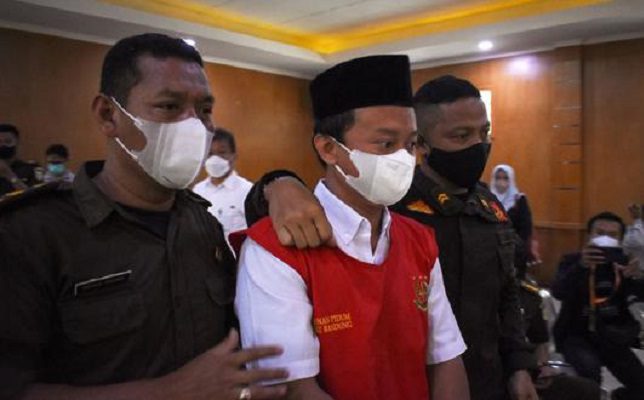 Condenan a muerte a profesor indonesio que violó a 13 estudiantes y embarazó a 8