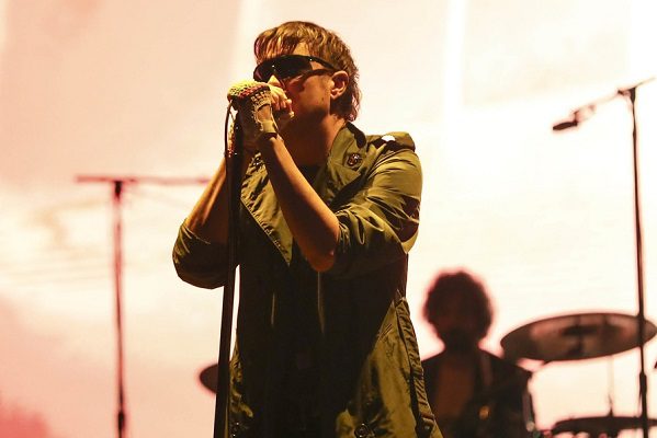 Julián Casablancas queda mal ante los mexicanos; cantó aparentemente drogado