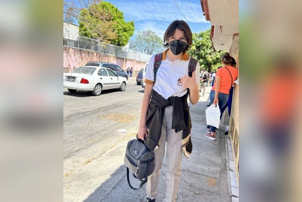 Jóvenes logran cambiar falda por pantalón como uniforme escolar en CDMX