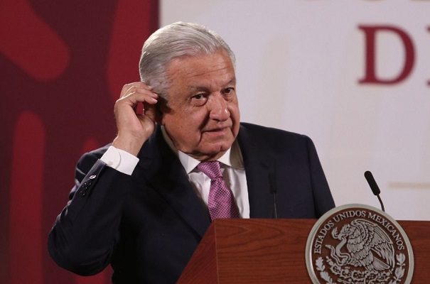 AMLO tacha de "aberración” aval de Corte para que exfuncionarios trabajen en la IP