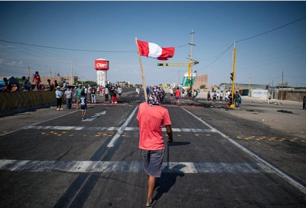 Pedro Castillo impone toque de queda en Lima tras protestas de camioneros