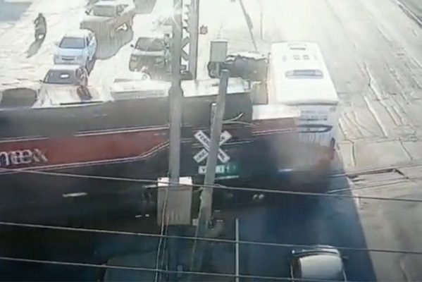 Tren impacta camión de pasajeros en calles de NL #VIDEO
