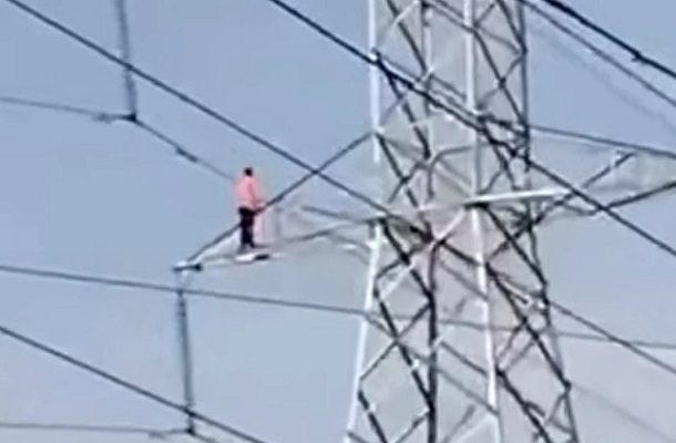 Hombre en situación de calle se lanza desde torre de alta tensión en Iztapalapa #VIDEO