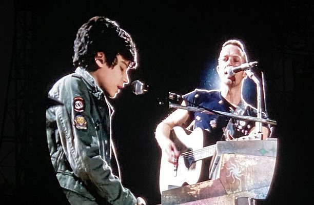 Coldplay invita a niño autista a tocar con ellos una canción propia #VIDEO