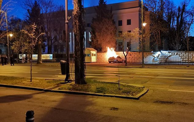 Hombre muere tras chocar su auto contra Embajada rusa en Rumanía #VIDEO