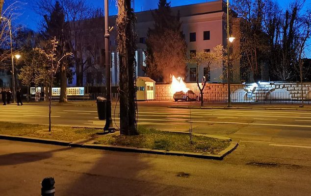 Hombre muere tras chocar su auto contra Embajada rusa en Rumanía #VIDEO