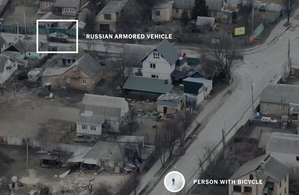 Captan en #VIDEO ataque de tanque ruso contra civil en calles de Bucha, Ucrania