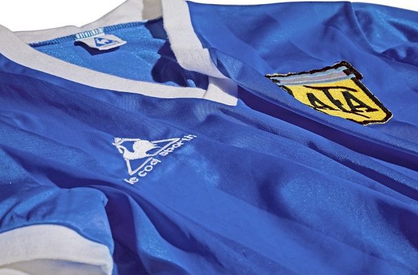 Subastan la histórica playera que usó Maradona para anotar el gol de ‘La Mano de Dios’
