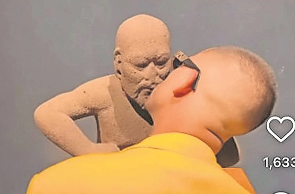Hombre besa y lame piezas prehispánicas en el Museo Nacional de Antropología #VIDEO