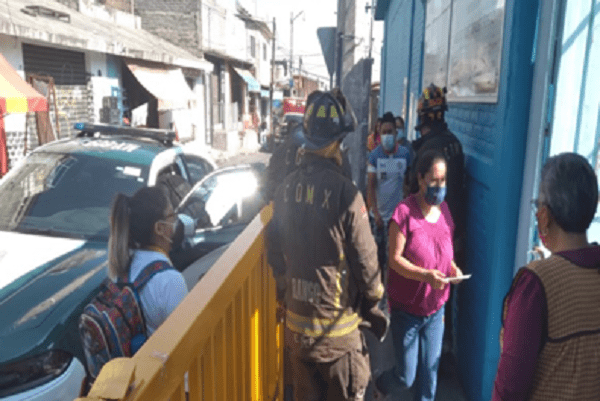 Desalojan escuela en Tlalpan por aroma a químicos; hay 2 intoxicados