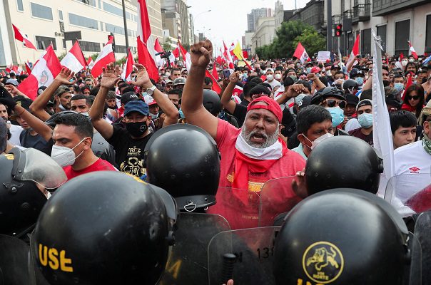 Un muertos y 44 heridos en protestas en Perú contra el gobierno de Pedro Castillo