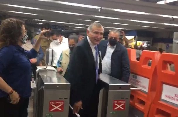 Adán Augusto viaja en Metro tras polémica por presuntamente usar avión de la GN