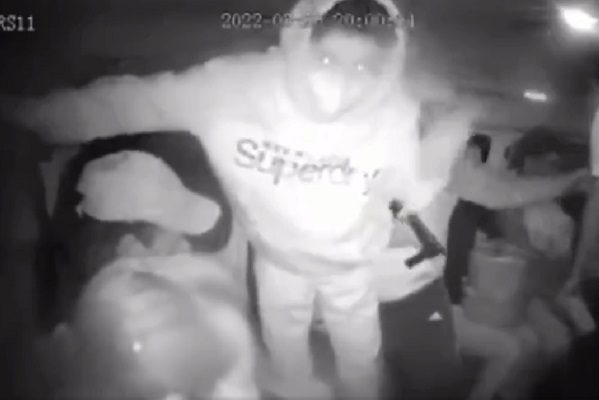 Pasajeros frustran asalto a mano armada en combi; ladrones disparan #VIDEO
