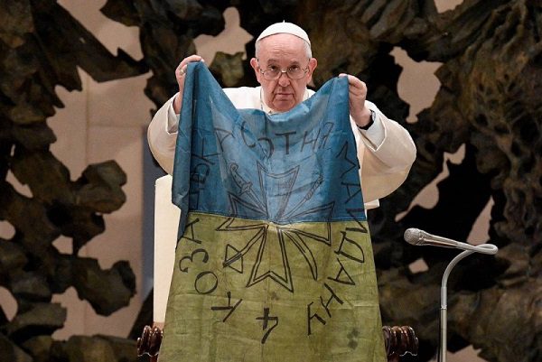 "Una horrenda crueldad", dice el Papa Francisco con una bandera proveniente de Bucha