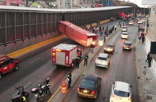 Reanudan servicio en Línea 5 del Metro tras choque de tráiler contra muro