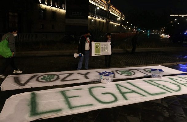 Estudiantes del CIDE protestan en Palacio Nacional; piden validar revocación de director