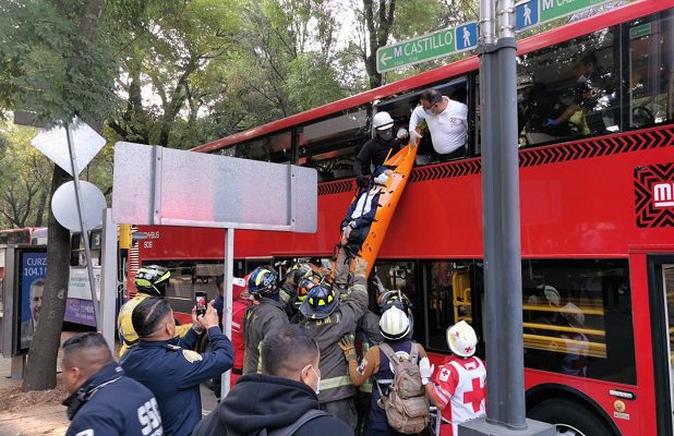 Reportan heridos tras choque de camión y Metrobús en Paseo de la Reforma #VIDEOS
